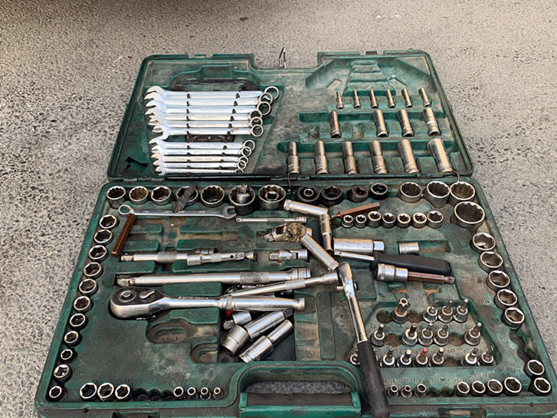 1577173026172798.jpg 修理廠(chǎng)對押運車(chē)輛進(jìn)行修理1.jpg