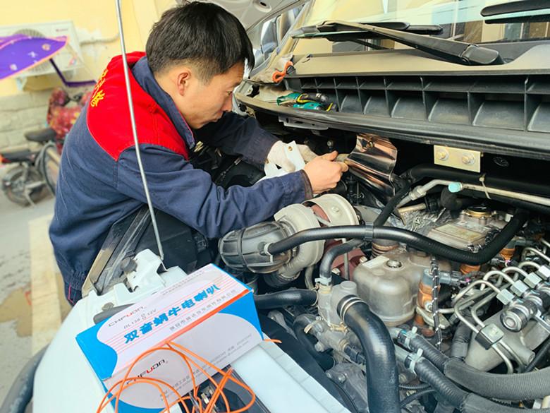 1577173042315491.jpg 修理廠(chǎng)對押運車(chē)輛進(jìn)行修理2.jpg