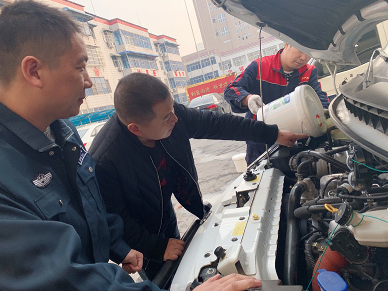 1577173101659782.jpg 修理廠(chǎng)對押運車(chē)更換防凍液.jpg