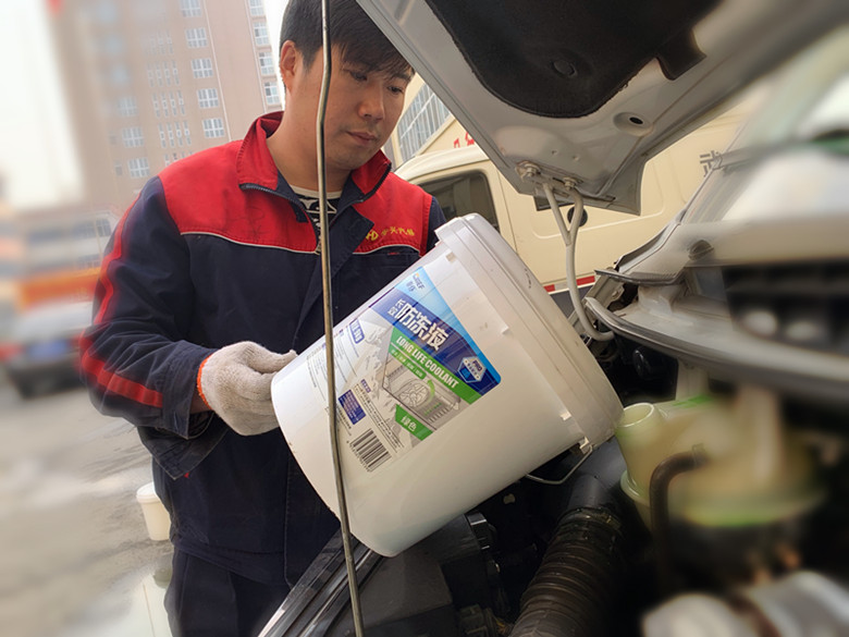 1577173117529041.jpg 修理廠(chǎng)對押運車(chē)更換防凍液2.jpg