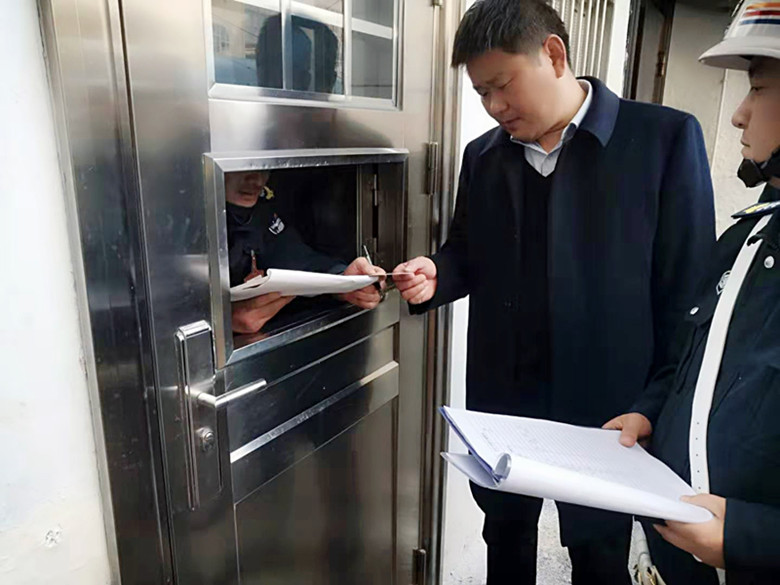 1577173250443636.jpg 對槍支彈藥進(jìn)行檢查1.jpg