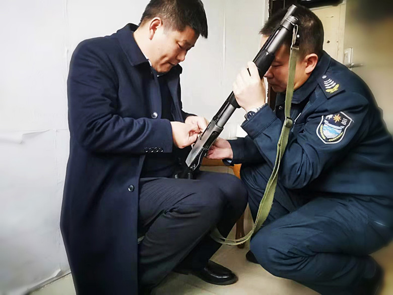 1577173259977735.jpg 對槍支彈藥進(jìn)行檢查2.jpg