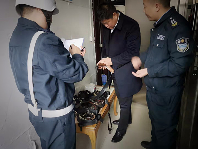 1577173270251952.jpg 對槍支彈藥進(jìn)行檢查3.jpg