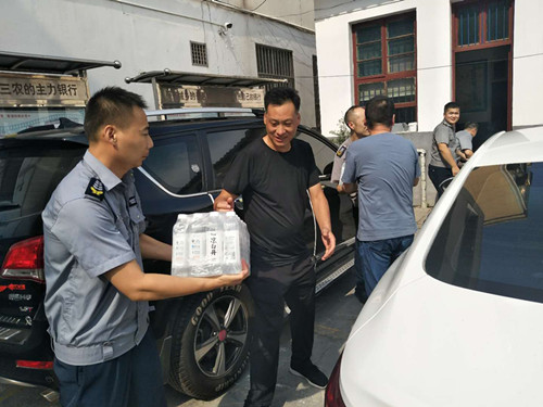 1597398723308785.jpg 慰問(wèn)押運1.jpg