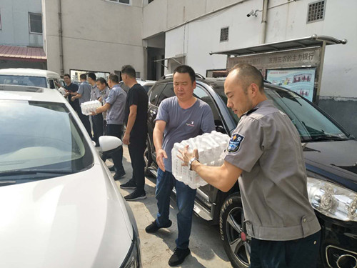 1597398747823105.jpg 慰問(wèn)押運2.jpg