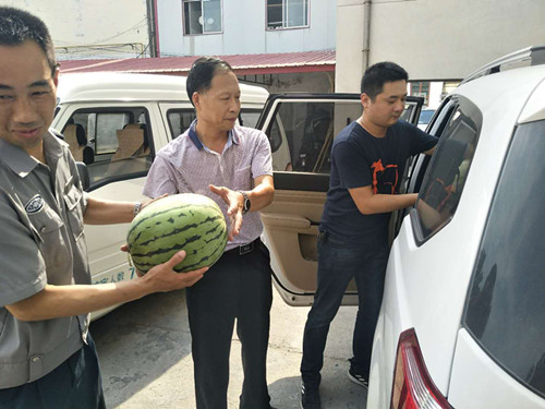 1597398774894105.jpg 慰問(wèn)押運3.jpg